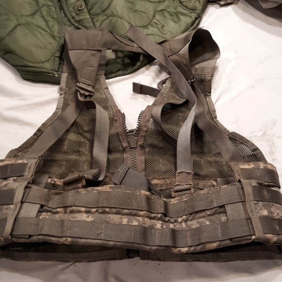 Military vest med/large - Picture 4 of 7